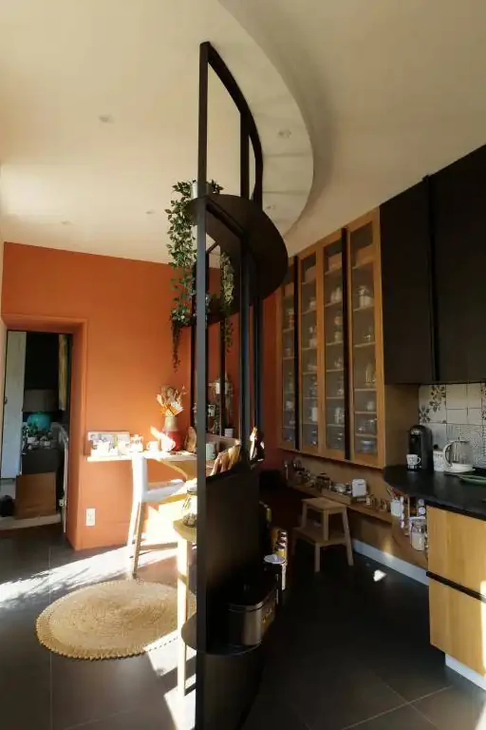 Comme une virgule dans l'espace : le claustra en acier .