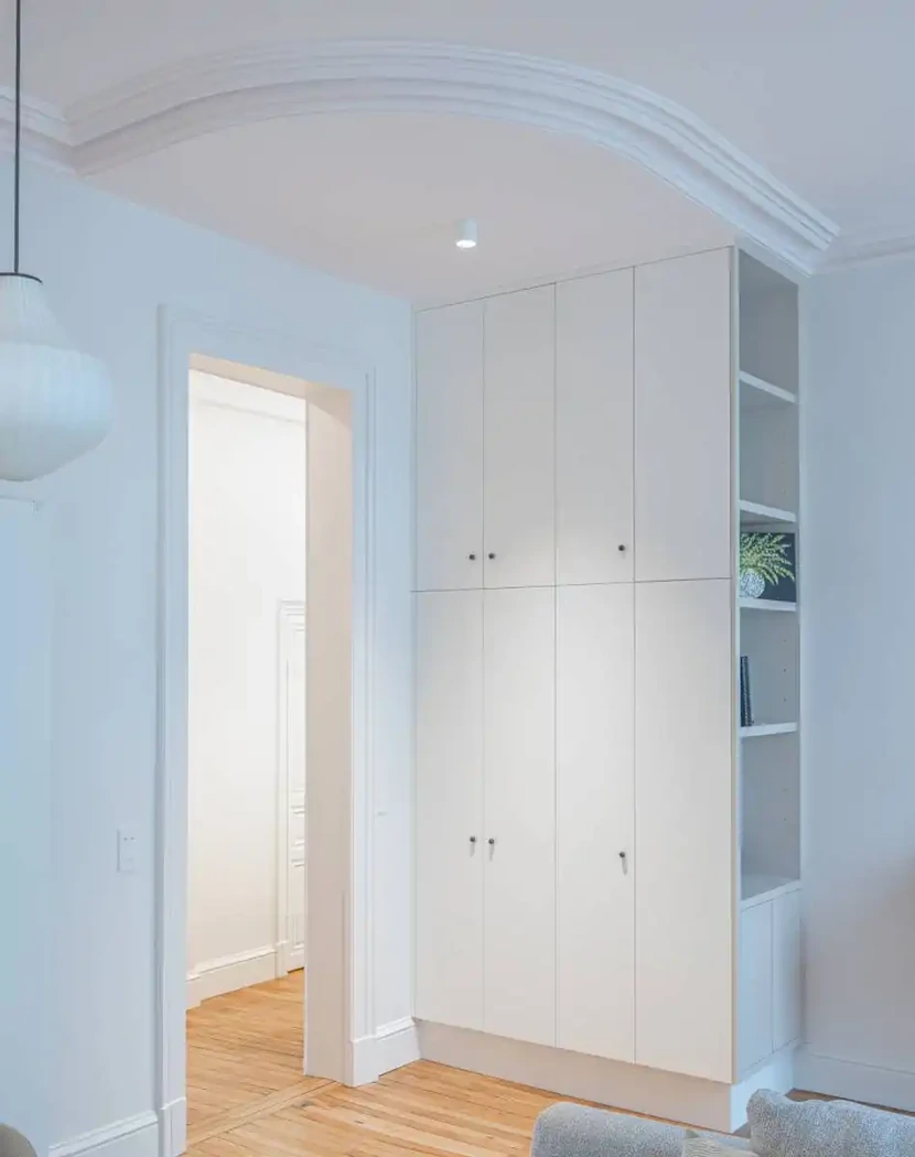 Le rythme des moulures créées acompagne le nouvel agencement.