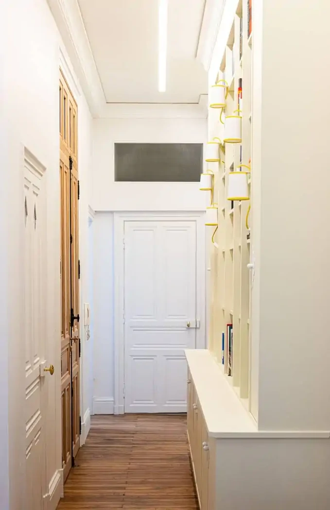 Le grand hall et sa bibliothèque