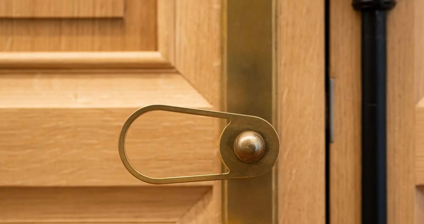 Goutte en laiton pour la poignée sur fond de chêne massif